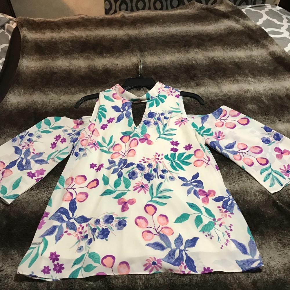 Everly V-Cut Chocker Neck Cold Shoulder Blouse - Picture 2 of 8